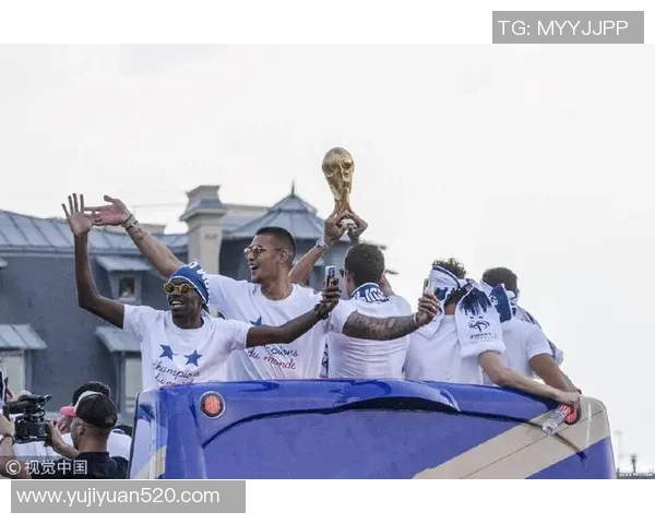 法国足球明星致敬球迷展现无畏精神与团队荣誉感